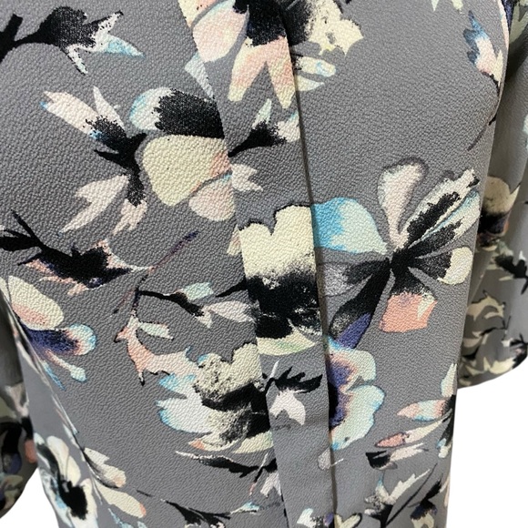 CeCe Blouse Floral Print Top Gray Black Floral 3/4 Sleeves Size XS Henley Style - Picture 7 of 16